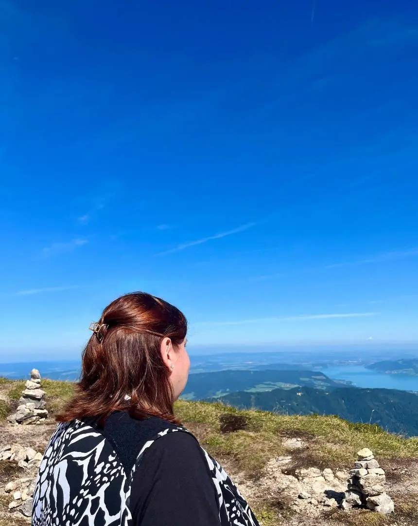 Chris mit Blick auf den Attersee und die Berge im Hintergrund