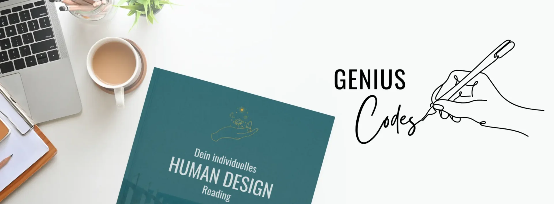 Mockup eines Human Design Guides auf einem Schreibtisch mit Tasse und Laptop, daneben der Schriftzug ‚GENIUS Codes‘ mit stilisierter Handzeichnung.