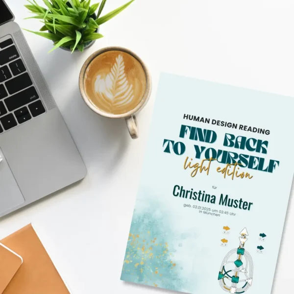 Flatlay mit einem Laptop, einer Tasse Kaffee mit Latte Art, einem Notizbuch und dem digitalen Human Design Reading ‘Find Back to Yourself – Light Edition’ von Christina Muster, das auf einem Schreibtisch liegt.